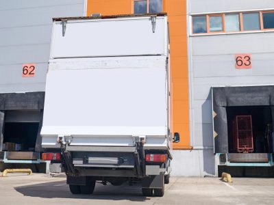 camion-esperando-carga-cerca-almacen (1) camion-esperando-carga-cerca-almacen (1)