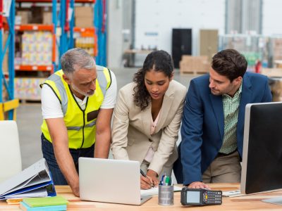 equipo-trabajadores-trabajando-escritorio-computadoras equipo-trabajadores-trabajando-escritorio-computadoras