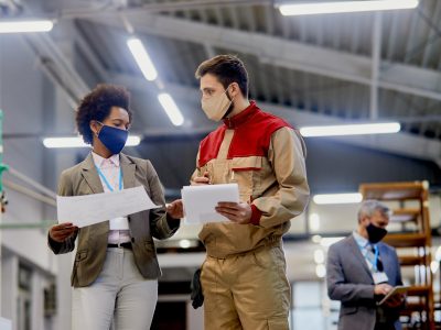 mujer-negocios-afroamericana-hablando-trabajador-instalacion-industrial-carpinteria mujer-negocios-afroamericana-hablando-trabajador-instalacion-industrial-carpinteria