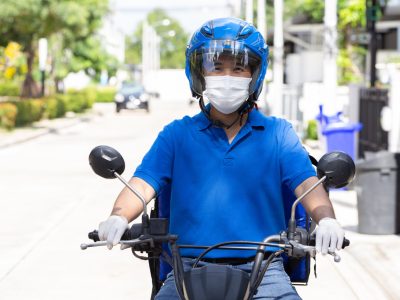repartidor-uniforme-azul-montando-motocicleta-caja-entrega-moto (1) repartidor-uniforme-azul-montando-motocicleta-caja-entrega-moto (1)